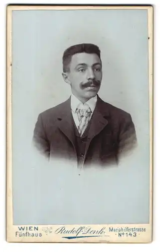 Fotografie Rudolf Denk, Wien-Fünfhaus, Mariahilfstrasse 143, Portrait junger Mann im eleganten Anzug mit Schnurrbart