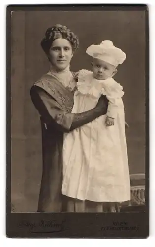 Fotografie Aug. Kühnel, Wien, Reithoferplatz 7, Portrait bürgerliche Dame mit Baby auf dem Arm