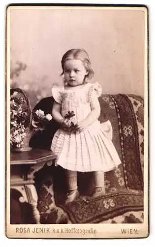 Fotografie Rosa Jenik, Wien, Mariatreugasse 6, Portrait kleines Mädchen im hübschen Kleid