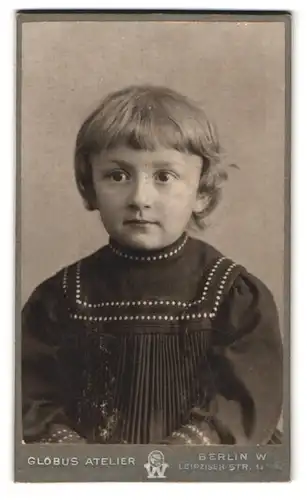 Fotografie Atelier Globus, Berlin-W, Leipziger-Strasse 132-135, Portrait kleines Mädchen im modischen Kleid