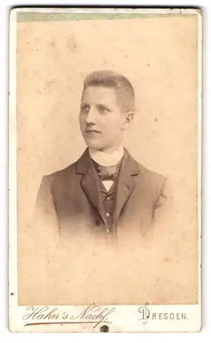Fotografie Hahn`s Nachfl., Dresden, Waisenhaus-Strasse 16, Portrait junger Mann im Anzug mit Fliege