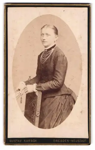 Fotografie Gustav Karsch, Dresden-Neustadt, Grosse Meissenerstrasse 17, Portrait bürgerliche Dame mit Fächer in der Hand