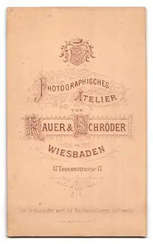 Fotografie Kauer & Schröder, Wiesbaden, Taunusstrasse 47, Portrait hübsch gekleidete Dame mit Buch und Mädchen