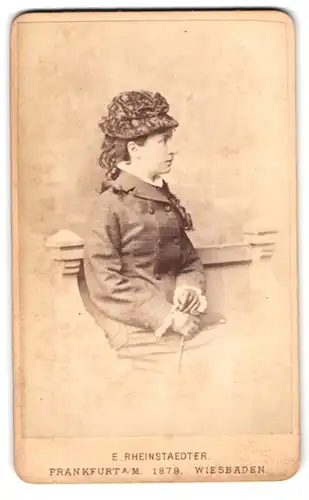 Fotografie Emil Rheinstaedter, Frankfurt a / M., Hochstrasse 32, Portrait junge Dame in modischer Kleidung mit Hut