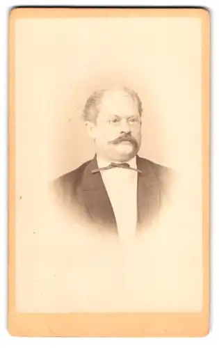 Fotografie F. Wolfram, Dresden, Grosse Oberseergasse am Platz 5, Portrait bürgerlicher Herr mit Zwicker und Schnurrbart