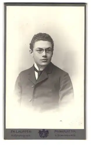 Fotografie Fr. Lauffer, Frankfurt a. M., Gr. Böckenheimerstrasse 30, Portrait junger Mann im Anzug mit Zwicker