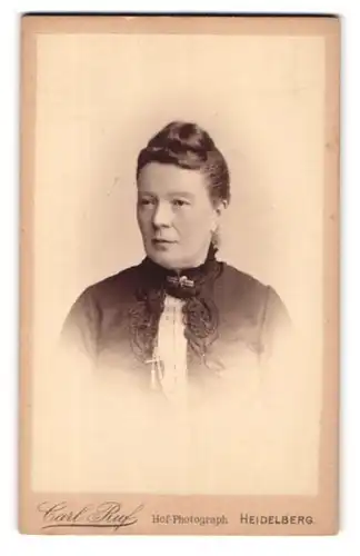 Fotografie Carl Ruf, Heidelberg, Hauptstrasse 146, Portrait bürgerliche Dame in zeitgenössicher Kleidung