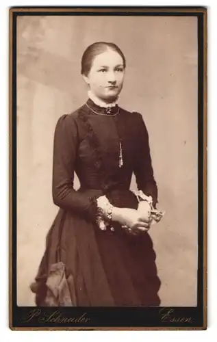 Fotografie P. Schneider, Essen, Kettwigerstrasse 38 u. Limbecker Chaussée, Portrait junge Dame im eleganten Kleid