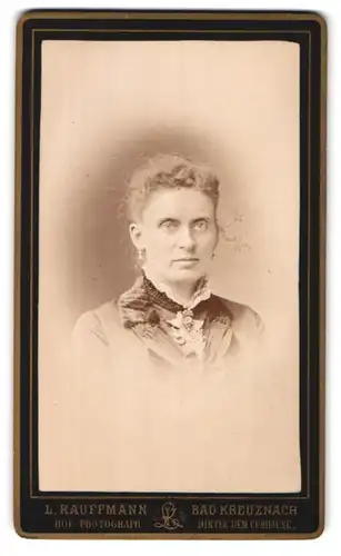 Fotografie L. Kauffmann, Bad Kreuznach, Portrait bürgerliche Dame mit Kragenbrosche