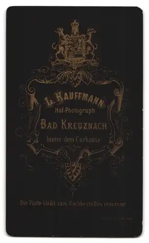 Fotografie L. Kauffmann, Bad Kreuznach, Portrait bürgerliche Dame in zeitgenössischer Kleidung