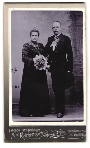 Fotografie Max Reichenbach, Schärding, Portrait bürgerliches Paar in hübscher Kleidung mit Blumenstrauss