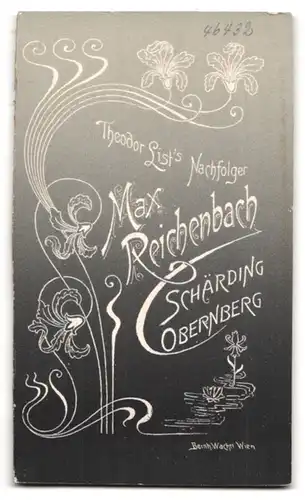 Fotografie Max Reichenbach, Schärding, Portrait bürgerliches Paar in hübscher Kleidung mit Blumenstrauss