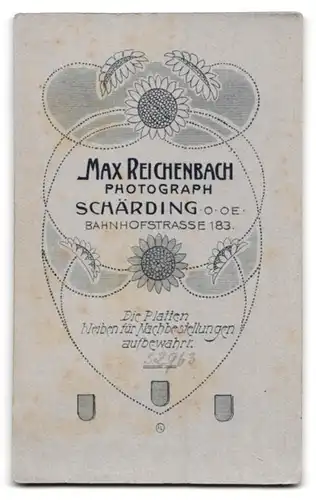 Fotografie Max Reichenbach, Schärding, Bahnhofstrasse 183, Portrait bürgerliches Paar in hübscher Kleidung mit Blumen