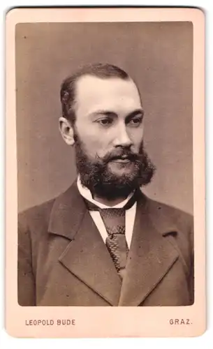 Fotografie Leopold Bude, Graz, Alleegasse 6, Portrait stattlicher Herr mit Krawatte und Vollbart