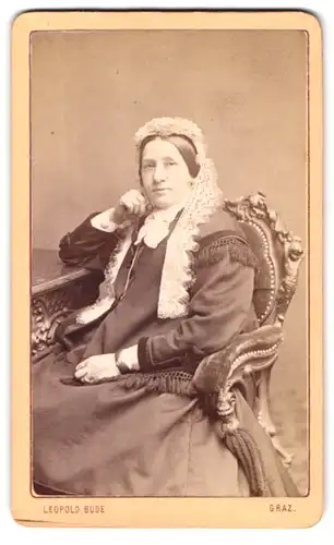 Fotografie Leopold Bude, Graz, Salzamtgasse 3, Portrait bürgerliche Dame mit Haube am Tisch sitzend