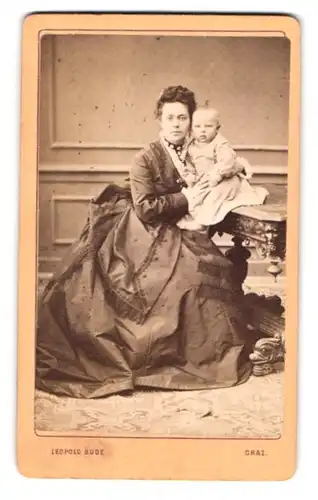 Fotografie Leopold Bude, Graz, Alleegasse 6, Portrait bürgerliche Dame mit Baby auf dem Arm