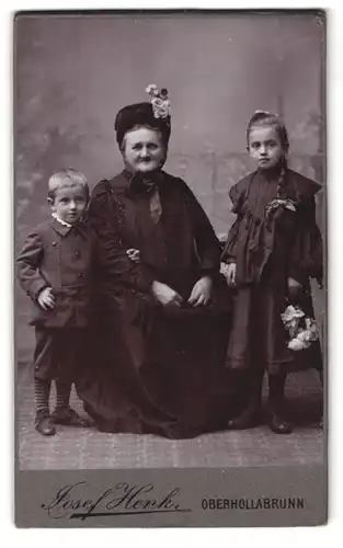Fotografie Josef Henk, Oberhollabrunn, Bahnstrasse, Portrait bürgerliche Dame mit kleinem Jungen und Mädchen