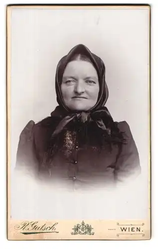 Fotografie R. Gutsch, Wien-Wieden, Favoritengasse 29-31, Portrait bürgerliche Dame mit Kopftuch