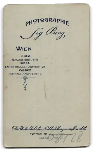 Fotografie Sig. Bing, Wien-Hernals, Hauptstrasse 17, Portrait Kommunikant mit Kerze und Gebetsbuch