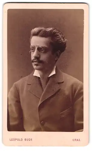 Fotografie Leopold Bude, Graz, Alleegasse 6, Portrait junger Herr im Anzug mit Zwicker und Schnurrbart