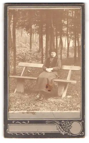 Fotografie unbekannter Fotograf und Ort, Portrait modisch gekleidete Dame auf Parkbank sitzend