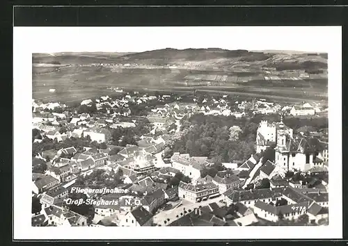 AK Gross-Siegharts, Fliegeraufnahme der Stadt inklusive Umgebung