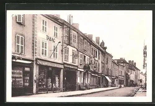 AK La Clayette, Une partie de la grande rue