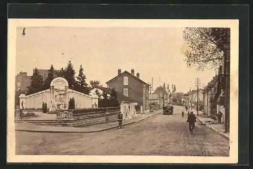 AK Louhans, Rue du Guidon et Monument aux Morts