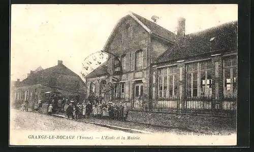AK Grange-le-Bocage, L`Ecole et la Mairie