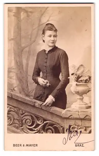 Fotografie Beer & Mayer, Graz, Beethovenstrasse 21, Portrait junge Dame im hübschen Kleid an Geländer gelehnt