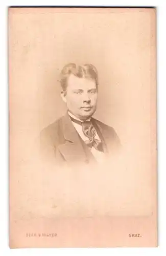 Fotografie Beer & Mayer, Graz, Beethovenstrasse 21, Portrait junger Herr im Anzug mit Krawatte