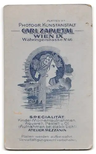 Fotografie Carl Zapletal, Wien, Währingerstrasse 46, Portrait bürgerlicher Herr mit Zeitung am Tisch sitzend