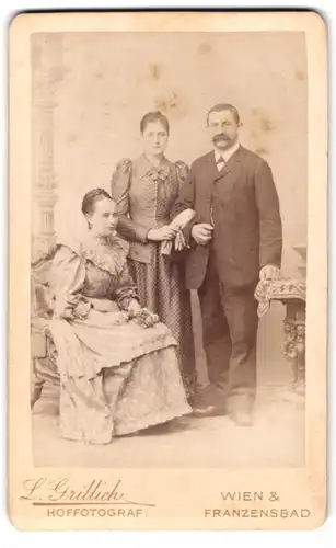 Fotografie L. Grillich, Wien-Währing, Hauptstrasse 17, Portrait bürgerliches Paar & junge Dame in hübscher Kleidung