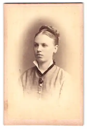 Fotografie J. Löwy, Wien, Weihburggasse 31, Portrait junge Dame mit Hochsteckfrisur