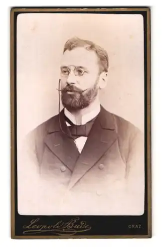 Fotografie Leopold Bude, Graz, Alleegasse 6, Portrait stattlicher Herr mit Zwicker und Vollbart