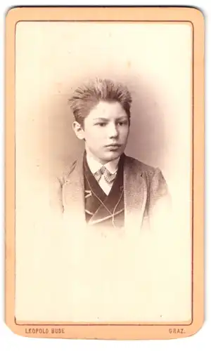 Fotografie Leopold Bude, Graz, Salzamtgasse 3, Portrait hübscher Knabe in modischer Kleidung