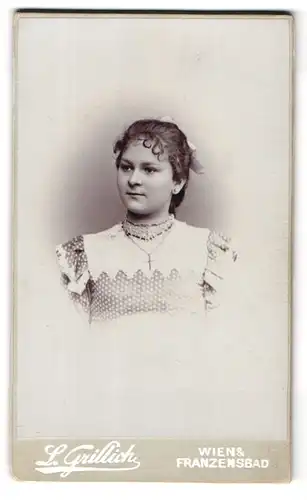 Fotografie L. Grillich, Wien, Währingerstrasse 91, Portrait junge Dame im modischen Kleid mit Kreuzkette