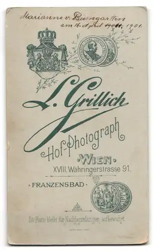 Fotografie L. Grillich, Wien, Währingerstrasse 91, Portrait junge Dame im modischen Kleid mit Kreuzkette