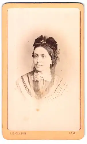 Fotografie Leopold Bude, Graz, Salzamtgasse 3, Portrait junge Dame mit Haube und Kragenbrosche