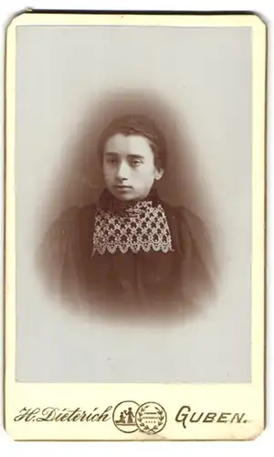 Fotografie H. Dieterich, Guben, Portrait junge Dame mit zurückgebundenem Haar