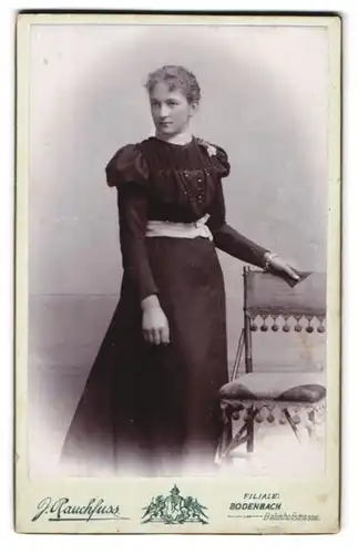 Fotografie J. Rauchfuss, Tetschen a / Elbe, Bahnhofstrasse, Portrait junge Dame im schwarzen Kleid