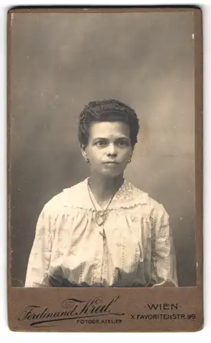 Fotografie Ferdinand Kral, Wien, Favoritenstrasse 99, Portrait junge Dame mit zurückgebundenem Haar