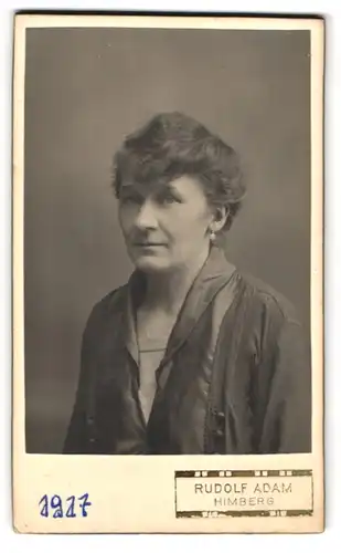 Fotografie Rudolf Adam, Himberg, Portrait bürgerliche Dame in modischer Kleidung