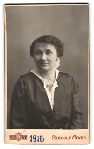 Fotografie Rudolf Adam, Himberg, Portrait bürgerliche Dame in modischer Kleidung