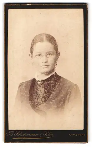 Fotografie Th. Schuhmann & Sohn, Karlsruhe, Portrait hübsch gekleidete Dame mit Brille