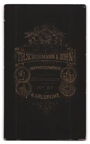 Fotografie Th. Schuhmann & Sohn, Karlsruhe, Portrait hübsch gekleidete Dame mit Brille