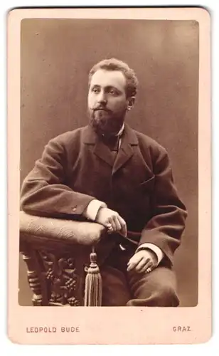 Fotografie Leopold Bude, Graz, Alleegasse 6, Portrait modisch gekleideter Herr mit Vollbart