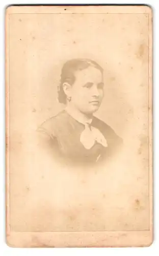 Fotografie H. V. Langsdorff, Freiburg i / B., Portrait junge Dame in hübscher Kleidung