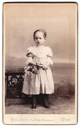 Fotografie Rosa Jenik, Wien, Mariatreugasse 6, Portrait kleines Mädchen im hübschen Kleid mit Blumen