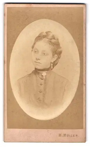 Fotografie M. Müller, Wien, Mariahilferstrasse Nr. 76, Junge Dame mit geflochtenem Haar